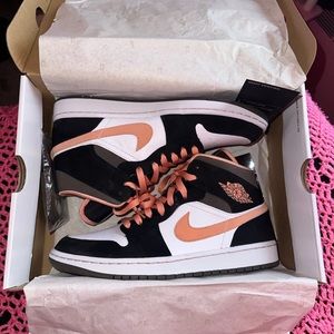 Air Jordan 1 Mid SE Peach Mocha